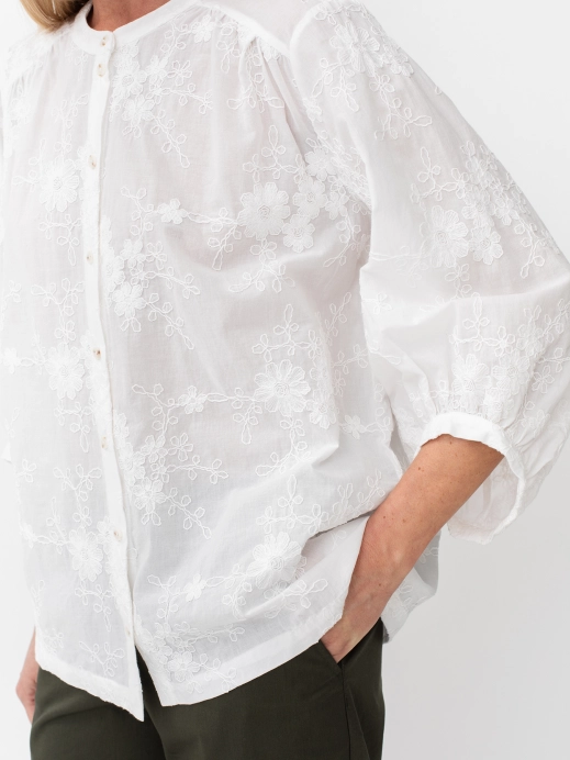 Блузка из шитья с объемными рукавами